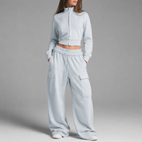 Ensemble de survêtement Y2K personnalisé pour femme, deux pièces, style streetwear : haut court zippé à col montant et pantalon cargo taille haute à cordon de serrage et jambes larges