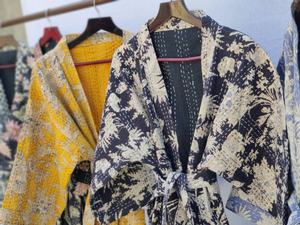 Bohème fait à la main Kantha matelassé à la main coton imprimé vestes Kimono peignoir Style longue poche bord brut bord libre vestes - Product Image 4