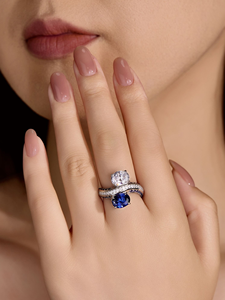 Argent 925 plaqué or 18 carats avec un design bicolore croisé bleu et blanc associant des saphirs et diamants de laboratoire empilés - Product Image 4