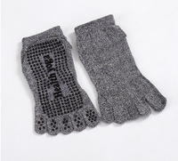 Vente en gros de chaussettes de yoga de fitness respirantes noires en coton avec logo personnalisé Chaussettes antidérapantes à cinq orteils pour hommes