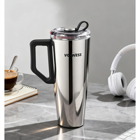 Gobelet isotherme en acier inoxydable avec revêtement en poudre durable, design simple, avec poignée et couvercle, idéal pour les voyages et le café glacé