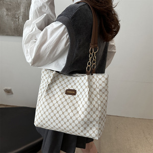 Custom Summer Trendy Women's <strong>PU</strong> <strong>Leather</strong> Tote Shoulder Bag Large Capacity Shopping Embroidery Chains Custom Logos Solid <strong>Color</strong> - Product Image 4