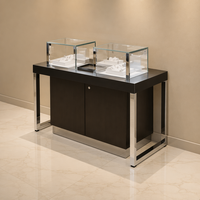 Vitrine de comptoir pour bijoux de luxe, cadre bronze champagne, base noire mate anthracite, plateforme d'exposition intérieure blanche, verre trempé