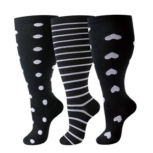 Vente en gros <span class=keywords><strong>Chaussettes</strong></span> hautes <span class=keywords><strong>grande</strong></span> <span class=keywords><strong>taille</strong></span> <span class=keywords><strong>Chaussettes</strong></span> de compression motif floral <span class=keywords><strong>Chaussettes</strong></span> de sport unisexes en nylon <span class=keywords><strong>grande</strong></span> <span class=keywords><strong>taille</strong></span> - Product Image 3