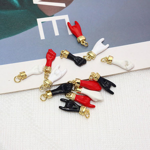 Pendentif breloque main Figa en métal multicolore émaillé rouge plaqué or 18 carats, modèle JS1789, élégant et tendance - Product Image 2