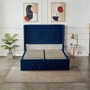 Lit simple Queen Size au design moderne gris et bleu, tête de lit capitonnée en velours moelleux avec dossier ailé, et système de levage hydraulique avec rangement intégré - Product Image 3