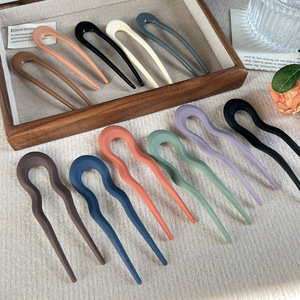 Pique à cheveux rétro en plastique couleur unie de 13 cm pour femme, accessoires en résine mate en forme de U, vente en gros - Product Image 1