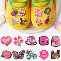 Nouvelles chaussures Croc esthétique Y2K rose vif, motif dessin animé 3D, imperméables, durables, avec fleurs détachables, ensemble de breloques décoratives DIY pour chaussures