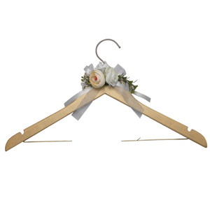 Ganchos de Lujo para Ropa, Trajes, Camisas, Abrigos y Pantalones, Antideslizantes, Personalizados para Hotel, de Metal y Madera Lacada, Venta al Por Mayor - Product Image 1