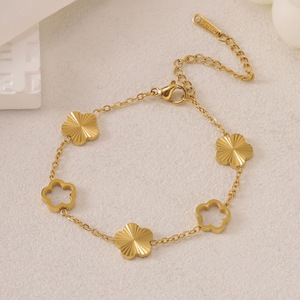 ファッションラッキーホローダイヤモンドステンレススチール<span class=keywords><strong>18K</strong></span>ゴールドメッキ五葉の花女性のトレンディなギフトブレスレットできない色褪せない高級品 - Product Image 2
