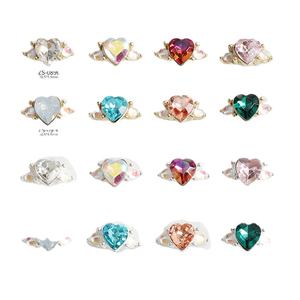 Vente en gros d'<span class=keywords><strong>ongles</strong></span> en forme de cœur 3D Love Rhinestone <span class=keywords><strong>rouge</strong></span> rose vert goujons diamants forets en alliage de métal manucure bricolage déco outils - Product Image 1