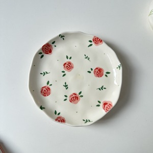 จานเซรามิกลายดอกไม้สีแดง6นิ้วของขวัญดีไซน์กุหลาบวาดด้วยมือเป็นมิตรกับสิ่งแวดล้อม - Product Image 4