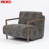 Fauteuil d'appoint contemporain français de haute qualité avec coussin en tissu imprimé léopard et structure en bois pour salon