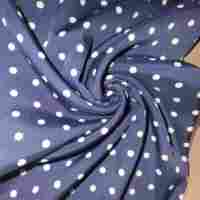 Tissu en gros imprimé pois blancs marine anti-boulochage 120 g/m² à motif rétro pour la production de jupes, robes et vêtements pour femmes