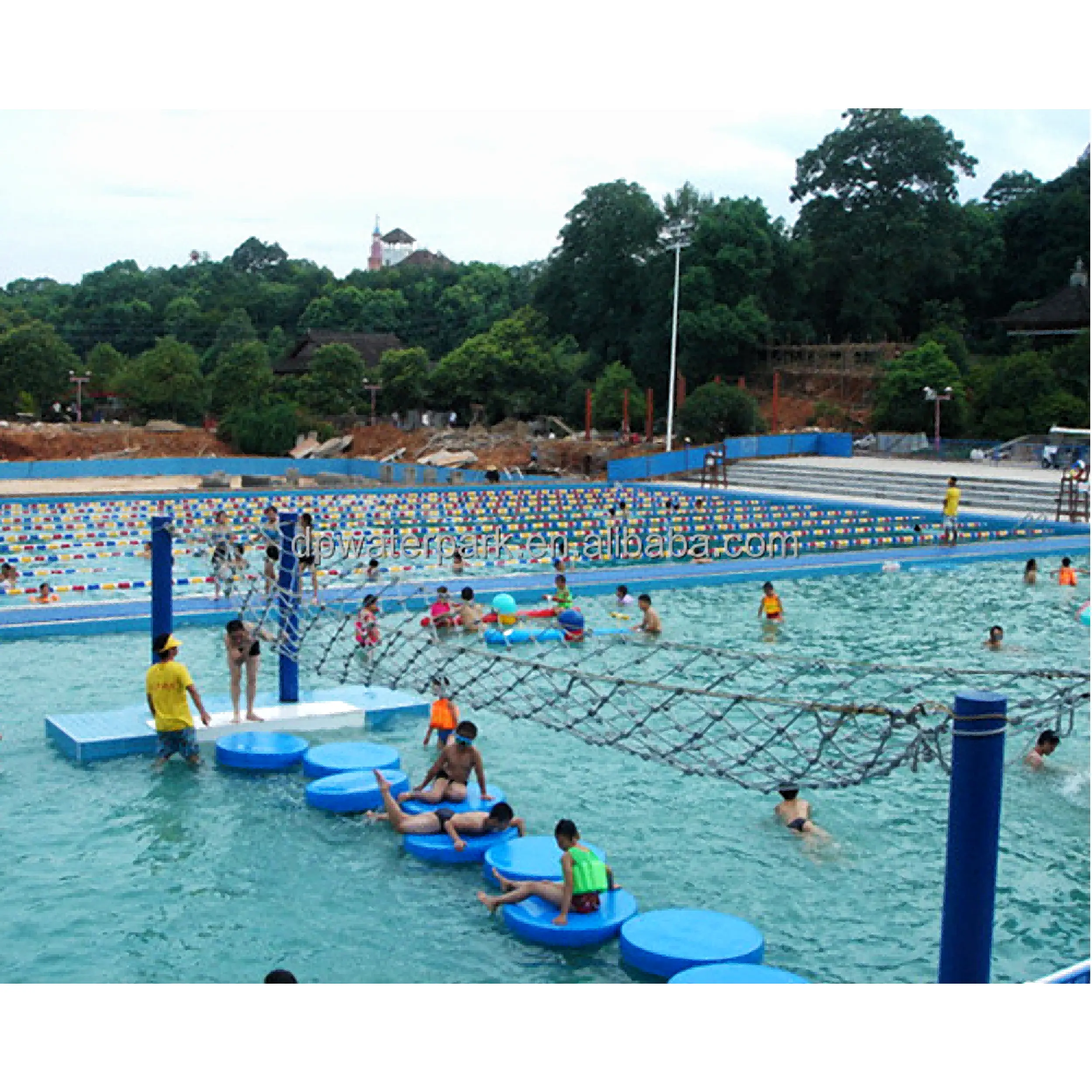 子供と大人のための人気のスポーツエクササイズパーク機器子供アクアパーク水泳プールゲームグラスファイバーロープブリッジ