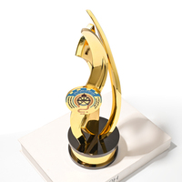 Trophée artistique plaqué or personnalisable et brillant avec logo personnalisé pour les cérémonies de remise de prix sportives et académiques