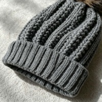 Bonnet en tricot épais avec pompon, doublure en satin, chaud pour l'hiver, grande boule de fourrure moelleuse, bonnet tricoté pour femme, usage quotidien en extérieur