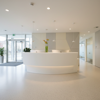 Comptoir de réception moderne personnalisé en Corian avec design rond/courbé, bande lumineuse LED, logo personnalisé pour hôtels et hôpitaux