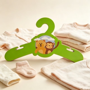 Appendiabiti in Cartone Verde Personalizzato con Stampa Cartoon, Pratico e Carino, Espositore per Abbigliamento Bambini - Product Image 6
