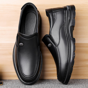 Mocasines de cuero perforado negros para hombre, zapatos casuales de suela suave sin cordones para uso informal - Product Image 2
