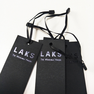 Etichette pendenti in cartoncino nero con laminazione opaca e lamina d'argento per abbigliamento - Product Image 1