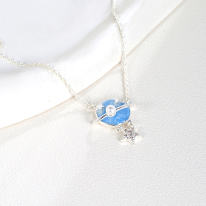 Collier plaqué or blanc avec pendentif planète en émail bleu, étoile en zircon cubique, motif céleste, hypoallergénique, cadeau d'anniversaire pour elle, vente en gros OEM - Product Image 2