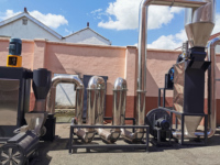 Ligne de recyclage de bouteilles en plastique PET de 300 kg/h, broyage de déchets plastiques PET, lavage à chaud, séchage, production de flocons PET