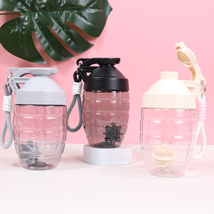 Botella de agua de plástico con forma de <span class=keywords><strong>Granada</strong></span> única, botella agitadora portátil de 600ml con asa - Product Image 1