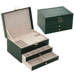 <span class=keywords><strong>Set</strong></span> di Gioielli Personalizzato <span class=keywords><strong>da</strong></span> <span class=keywords><strong>Viaggio</strong></span> con Anello e Orologio per <span class=keywords><strong>Donna</strong></span> e Ragazza in Cofanetto Pieghevole ed Espositore Elegante in Ecopelle PU Vintage - Product Image 1