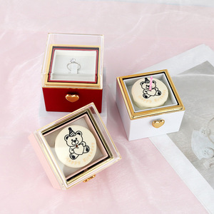 Caja de Joyería Giratoria Cuadrada Hecha a Mano para el Día de San Valentín con Diseño de Oso, Estuche Premium para Guardar Collares y Anillos, con Vela Electrónica Integrada, Creativa - Product Image 1
