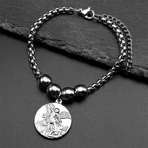 Bracelet populaire en chaîne maille gourmette avec pendentif rond en forme de pièce de monnaie représentant le portrait de l'archange Michel, personnalisé et surdimensionné, vente en gros - Product Image 2