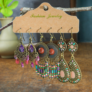 Boucles d'oreilles pendantes bohèmes pour femmes, en alliage, avec plumes et serti clos, style ethnique, pour soirée, ensemble de bijoux fantaisie - Product Image 2