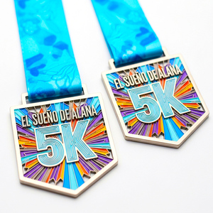 Medaglia in smalto morbido pressofusa di precisione a forma di scudo esagonale con dettagli a raggiera argento opaco per eventi comunitari 5K - Product Image 1