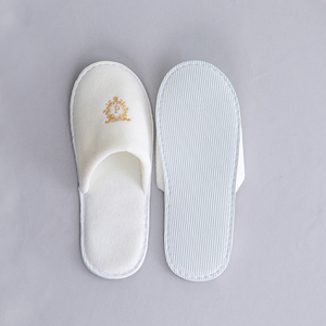 कम कीमत वाले थोक कमरे अनुकूलित डिस्पोजेबल चप्पल कढ़ाई होटल के लिए मखमली चप्पल - Product Image 5