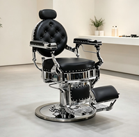 Fauteuil de barbier noir capitonné, base chromée polie, fauteuil de coiffure pivotant inclinable avec repose-pieds.