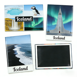 Magnete in Latta con Paesaggio Nordico e Aurora Boreale, Crea il Tuo Souvenir di Viaggio di Reykjavik, Islanda, Magnete per Frigorifero - Product Image 1