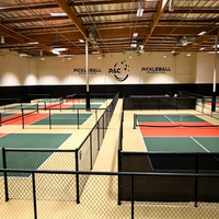 Structure de bâtiment pour terrain de pickleball intérieur, avec tribune en acier, prête à l'emploi, homologuée AISC, arène sportive
