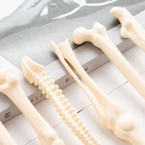 Stylo bille en plastique 1,0 mm avec logo personnalisé pour étudiants et professionnels de la santé, design unique en forme d'os - Product Image 4
