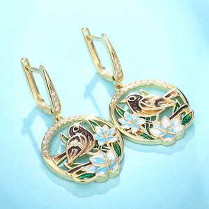 Orecchini a cerchio con uccelli e fiori per donna, orecchini pendenti floreali ispirati alla natura, gioielli di moda per tutti i giorni - Product Image 3