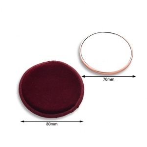 Miroir de poche compact rond de grande taille en or rose avec pochette en velours rouge - Product Image 4
