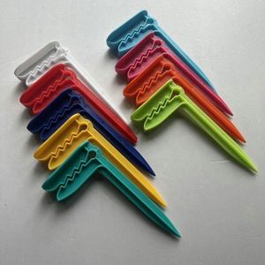 Pinces à serviettes de plage – Pinces en plastique coupe-vent avec design personnalisé, forme carrée, pour chaises de plage, transats et couvertures de pique-nique - Product Image 2