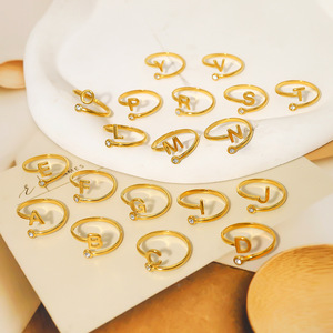 Anillos de moda de circonita chapados <span class=keywords><strong>en</strong></span> oro 18K PVD minimalista de acero inoxidable para mujer serie del <span class=keywords><strong>alfabeto</strong></span> inglés elegante <span class=keywords><strong>americano</strong></span> europeo - Product Image 2