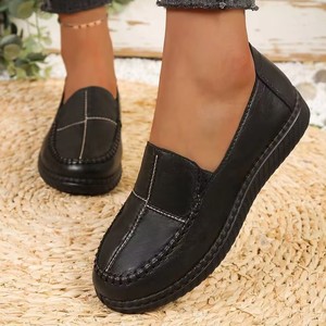Mocasines de Mujer en Cuero Genuino Color Borgoña, Diseño Cosido a Mano, Punta Cerrada, Suela de Goma Flexible, Cómodos y Casuales - Product Image 3
