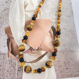 Collier papillon en œil de tigre ambré Maillard 2026 avec diamant, chaîne en laine de niche de luxe léger pour femme, collection automne-hiver - Product Image 3