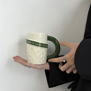 Tasses à café réutilisables BloomSip Nordic Backpack Style en porcelaine de qualité alimentaire 400 ml avec poignée verte bombée, coffret cadeau, vente en gros, personnalisables - Product Image 4