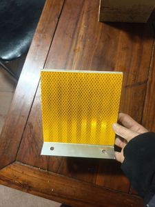 Delineateur rectangulaire jaune et blanc en aluminium rétroréfléchissant pour tunnels routiers, ponts et marquage routier - Product Image 3