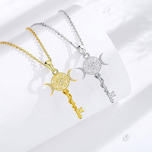 Collar con colgante de llave entrelazada de serpiente de lujo para mujer, collares con colgante de moda con rueda Hecate chapada en oro de 18 quilates de luz avanzada - Product Image 1