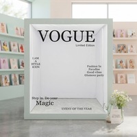 Cabina Fotografica Stile Copertina di Rivista per Matrimoni ed Eventi con Luce ad Anello LED e Adesivi Personalizzati su Pellicola Trasparente