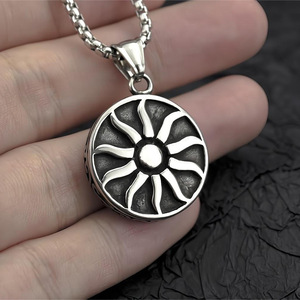 Collier pour homme avec pendentif tournesol en acier inoxydable, design géométrique, bijou cadeau - Product Image 1