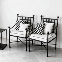 Fauteuil de patio extérieur en métal noir, chaise simple moderne en fer forgé avec coussin pour jardin, balcon, intérieur, ou comme chaise d'appoint